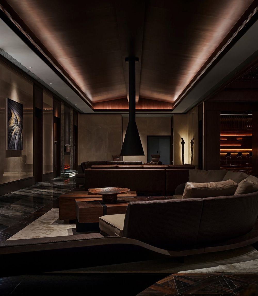 美國(guó)的波浪谷，因其砂巖上的紋路像波浪一樣，因此得名。這是一個(gè)由數(shù)百萬(wàn)年的風(fēng)、水和時(shí)間雕琢砂巖而形成的 產(chǎn)物，在大自然的洗禮下，使得巖表面形成黑色、灰色、紅色、咖啡色和土黃色的條紋。